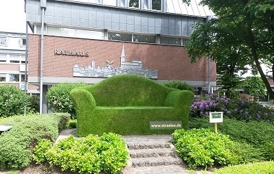 Straelen jelképe, a zöld kanapé a városháza előtt zoldkanape vag